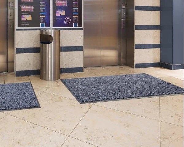 wycieraczka-wejsciowa-szara-marathon-aranzacja-przy-windzie