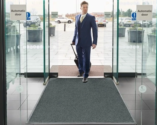 wycieraczka-pod-drzwi-szara-85-x-60-cm-aranzacja-w-hotelu