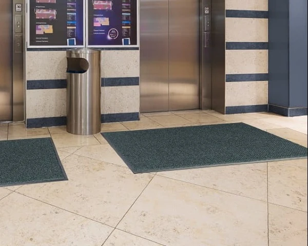 wycieraczka-pod-drzwi-szara-60-x-85-cm-prezentacja-przy-windzie