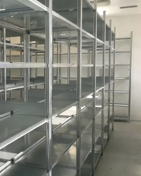 Regaly-polkowe-magazynowe-ustawione-w-szeregu