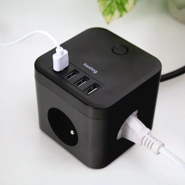 listwa zasilająca kostka 4 x usb-a, 3 x gniazdo ac czarna huslog - aranżacja z podłączonymi przewodami