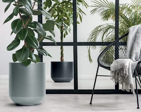 Okragla-donica-mrozoodporna-36-litrow-heos-aranzacja-w-przestrzeni