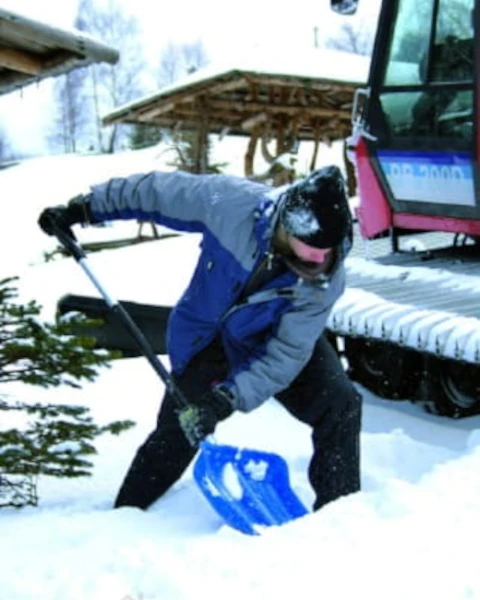 lopata-do-odsniezania-aluminiowa-55-cm-aranzacja