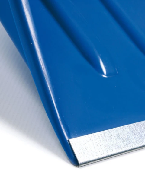 Dolna krawędź szufli do odśnieżania wzmocniona profilowaną listwą aluminiową chroniącą plastik przed ścieraniem i pękaniem.