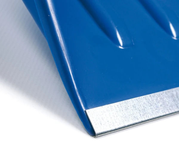 Dolna krawędź wielkopowierzchniowego spychacza zimowego zabezpieczona profilowaną listwą aluminiową chroniącą tworzywo przed ścieraniem.