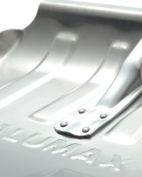 Zbliżenie na głęboką szuflę z grubego stopu aluminium odporną na odkształcenia i ułatwiającą odgarnianie dużej ilości śniegu.