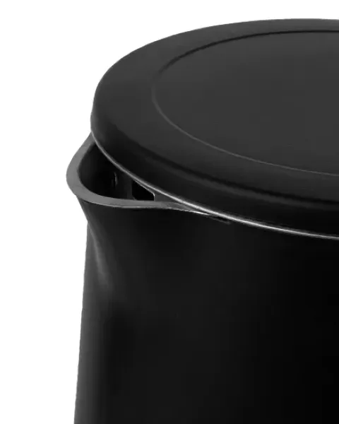 Czajnik elektryczny z panelem dotykowym i regulacją temperatury - zbliżenie na stalowy dziubek