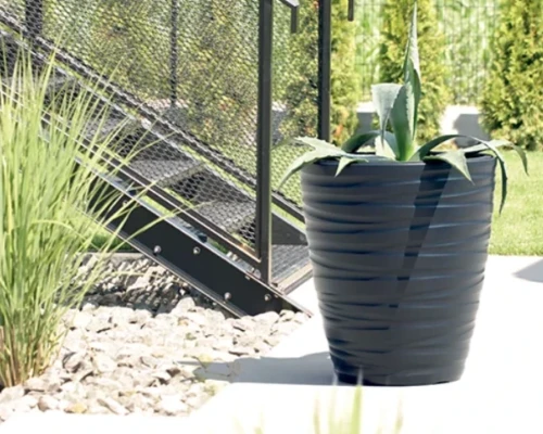 donica-mrozoodporna-z-wkladem-antracytowa-aranzacja-z-roslina