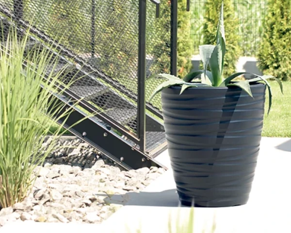 donica-mrozoodporna-z-wkladem-antracytowa-aranzacja-z-roslina