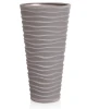 Wysoka donica Sand Slim 75cm mocca DPSA400 Prosperplast. Okrągła, smukła doniczka z pionowymi falistymi żłobieniami na białym tle.