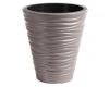 Donica Sand 39cm mocca DBSA400 Prosperplast. Okrągła doniczka o wysokości 44cm z poziomymi, falistymi żłobieniami, pokazana na białym tle.