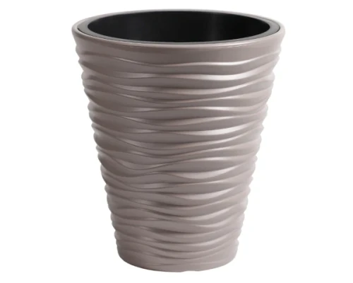 Donica Sand 39cm mocca DBSA400 Prosperplast. Okrągła doniczka o wysokości 44cm z poziomymi, falistymi żłobieniami, pokazana na białym tle.