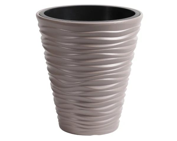 Donica Sand 39cm mocca DBSA400 Prosperplast. Okrągła doniczka o wysokości 44cm z poziomymi, falistymi żłobieniami, pokazana na białym tle.