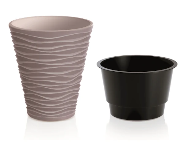 Czarny wkład do donicy Sand 40 cm DBSA400 Prosperplast. Wyjmowany element z tworzywa z dwoma uchwytami, widoczny na białym tle obok donicy.