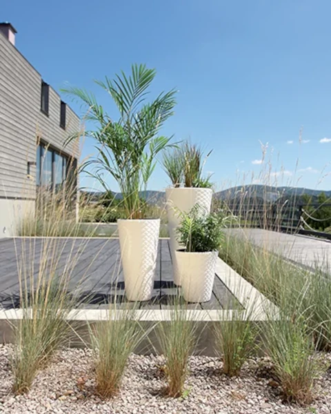 donice-wysokie-z-wkladem-prosperplast-aranzacja-na-tarasie