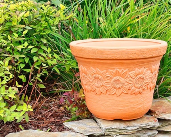 doniczka-ogrodowa-7-litrow-terakota-prosperplast-aranzacja-w-ogrodzie