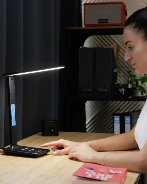 lampka-biurowa-led-zasilanie-usb-huslog-prezentacja-na-biurku