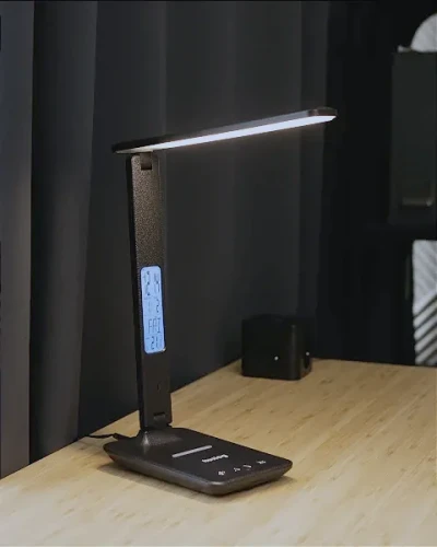 lampka-biurkowa-led-zasilanie-usb-huslog-aranzacja-w-biurze