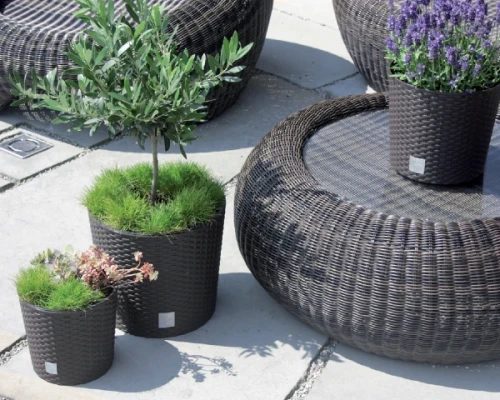 prosperplast-doniczki-antracytowe-rato-round-aranzacja-na-zewnatrz
