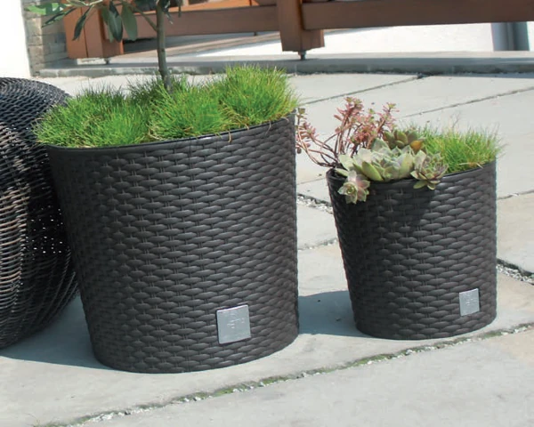 donice-okragle-z-wkladem-rato-round-prezentacja-na-zewnatrz