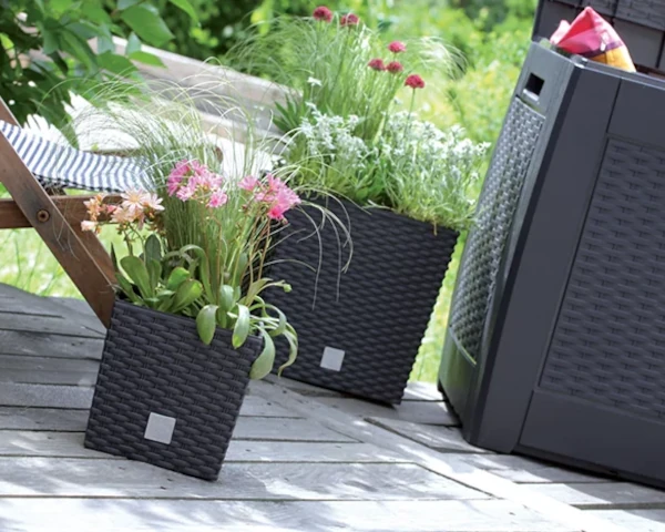 doniczki prosperplast rato low z imitacja ratanu prezentacja w ogrodzie