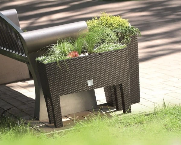 prosperplast rato case high donica z efektem ratanu prezentacja w przestrzeni miejskiej