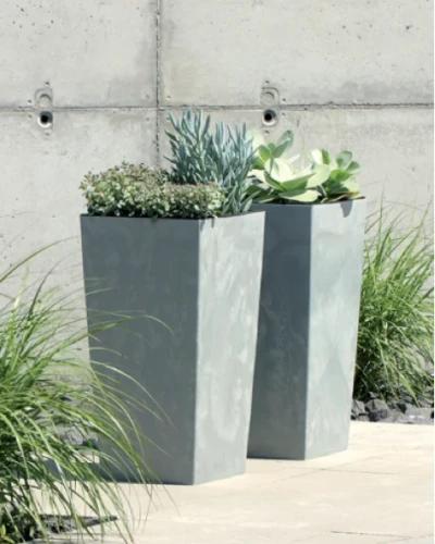 prosperplast-urbi-square-beton-effect-doniczka-wysoka-aranzacja-na-tarasie