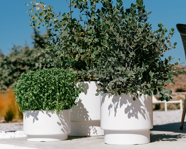 donica-okragla-biala-prosperplast-heos-aranzacja