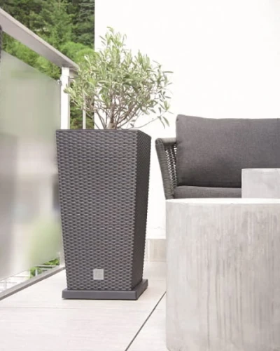 donica-wysoka-umbra-26,6l-prosperplast-rato-square-prezentacja-na-tarasie