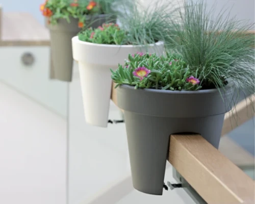 prosperplast lofly railing doniczka balkonowa prezentacja na barierce.webp