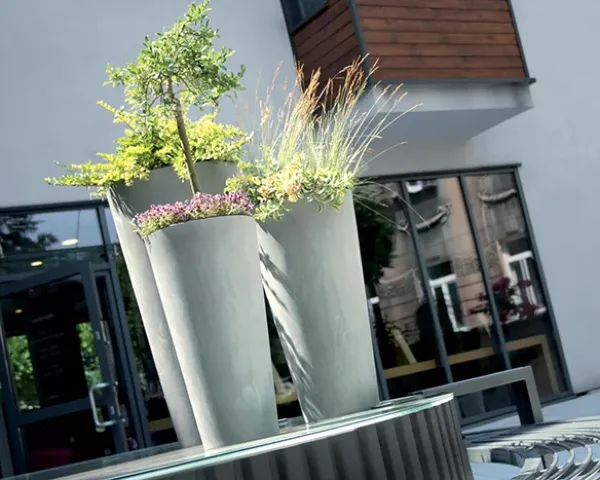 wysoka donica prosperplast tubus slim beton effect prezentacja na tarasie