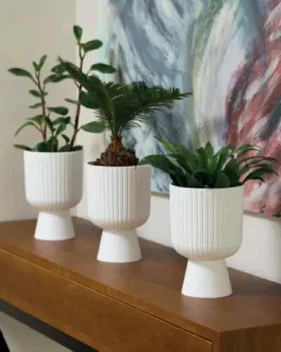 doniczki ozdobne form plastic keli mika prezentacja na komodzie