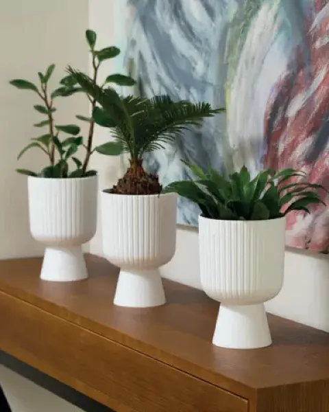 doniczki ozdobne form plastic keli mika prezentacja na komodzie