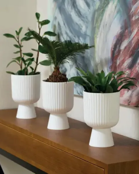 doniczki dekoracyjne form plastic mika prezentacja na komodzie