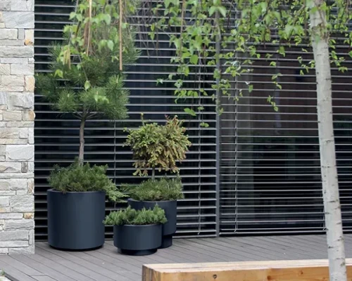 donica-ogrodowa-z-wkladem-prosperplast-heos-antracyt-aranzacja-na-tarasie