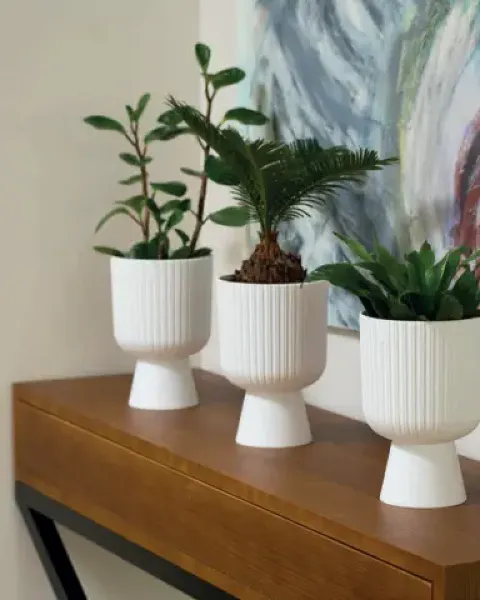 doniczki ozdobne form plastic keli mika petit prezentacja na komodzie