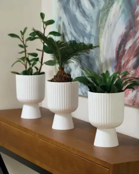 doniczki ozdobne form plastic keli mika prezentacja na komodzie