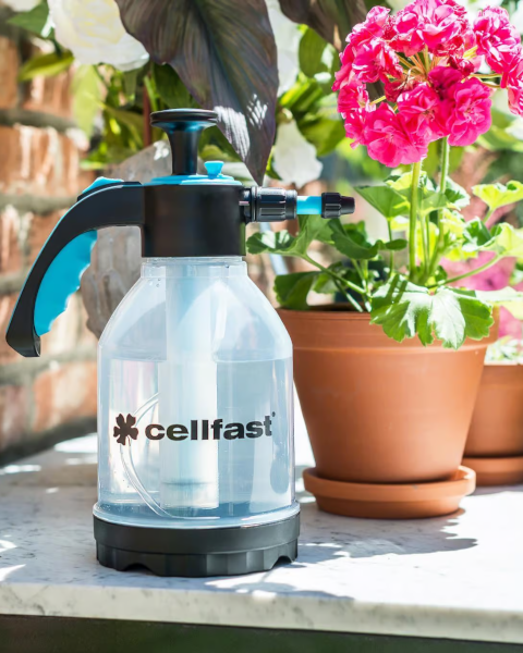 opryskiwacz cisnieniowy cellfast 1,5l prezentacja na tarasie