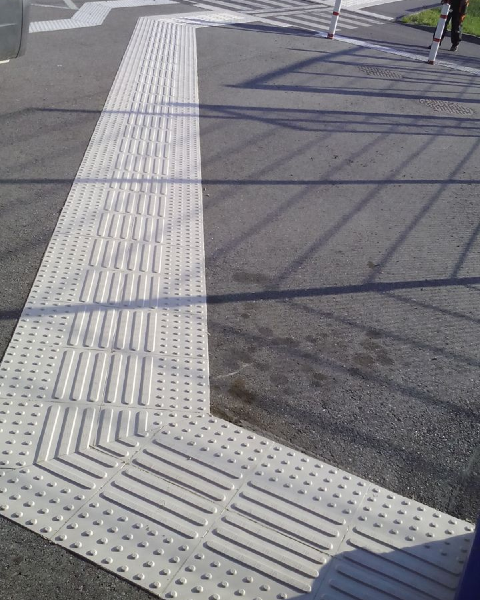 plytka-dla-niewidomych-ulica.png