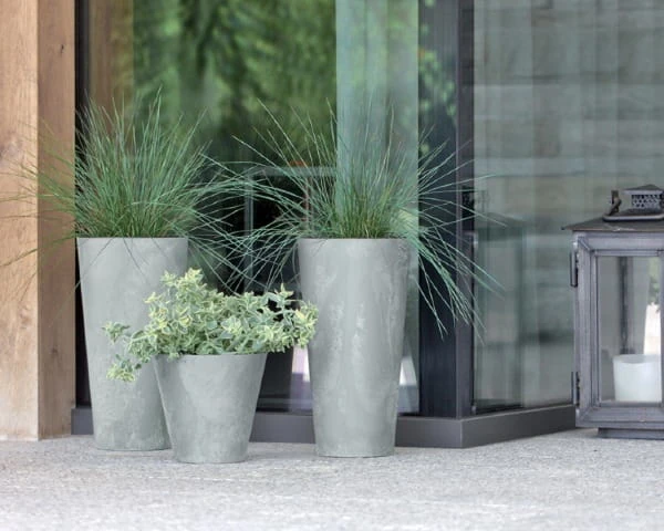 szare donice z efektem betonu prosperplast tubus aranzacja na zewnatrz