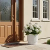 Biała donica Milly 40 cm z pelargoniami przed wejściem do domu – aranżacja tarasu STAMATS