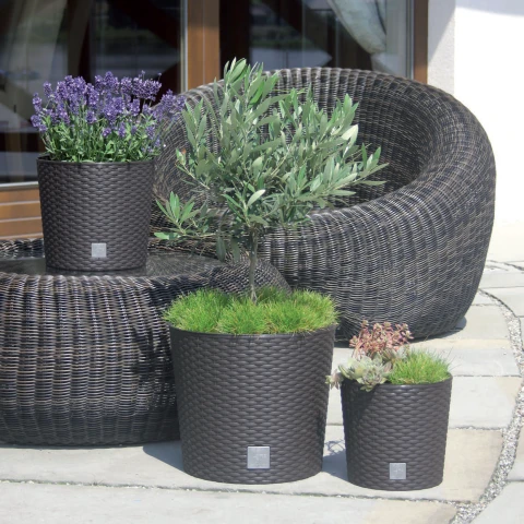 Doniczka-z-rattanowym-wykonczeniem-Rato-Round-Prosperplast-prezentacja-z-roslinami-na-tarasie