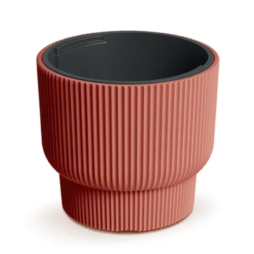 Miedziana donica Milly 30 cm DBMLR300 Prosperplast. Okrągła doniczka w metalicznym kolorze miedzi z matowymi, pionowymi żłobieniami na białym tle.