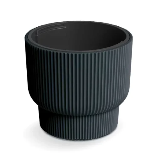 Donica Milly 30 cm antracyt DBMLR300 Prosperplast. Okrągła, grafitowa doniczka o satynowym wykończeniu z pionowymi prążkami na białym tle.