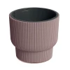 Donica Milly 30 cm marsala DBMLR300 Prosperplast. Okrągła doniczka w kolorze zgaszonego różu z pionowymi żłobieniami, zaprezentowana na białym tle.