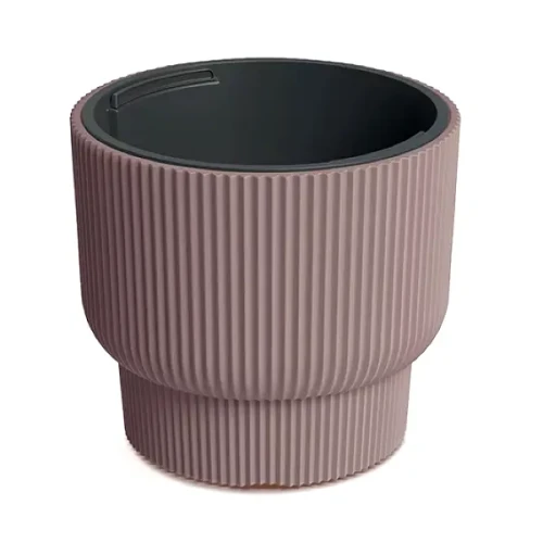 Donica Milly 30 cm marsala DBMLR300 Prosperplast. Okrągła doniczka w kolorze zgaszonego różu z pionowymi żłobieniami, zaprezentowana na białym tle.