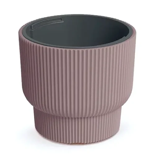 Donica Milly 40 cm marsala DBMLR400 Prosperplast. Okrągła doniczka w kolorze zgaszonego różu z pionowymi żłobieniami, zaprezentowana na białym tle.