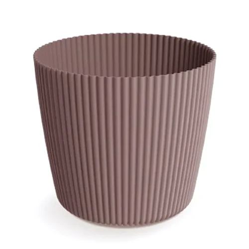 Osłonka Milly 29 cm marsala DMI300 Prosperplast. Okrągła doniczka do roślin domowych w kolorze zgaszonego różu z pionowymi żłobieniami na białym tle.