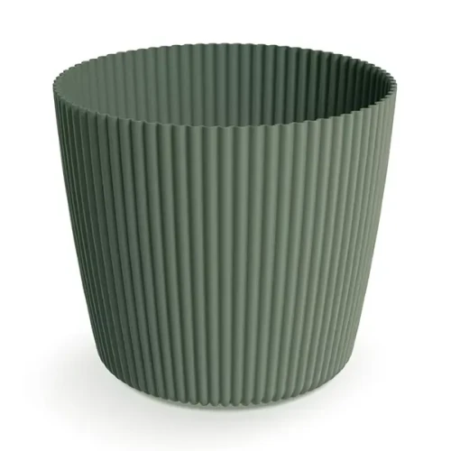 Donica Milly 39 cm zielona pinia DMI400 Prosperplast. Duża okrągła doniczka do roślin domowych w kolorze ciemnej zieleni z pionowymi żłobieniami na białym tle.