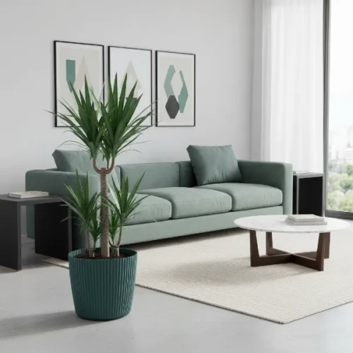 Doniczka Milly 39 cm kolor morski w nowoczesnym salonie. Prążkowana donica z dużą Jukką.